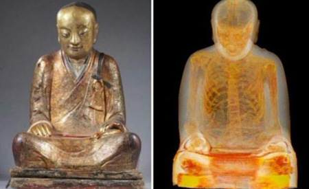 Bức tượng Phật và xác ướp bên trong.